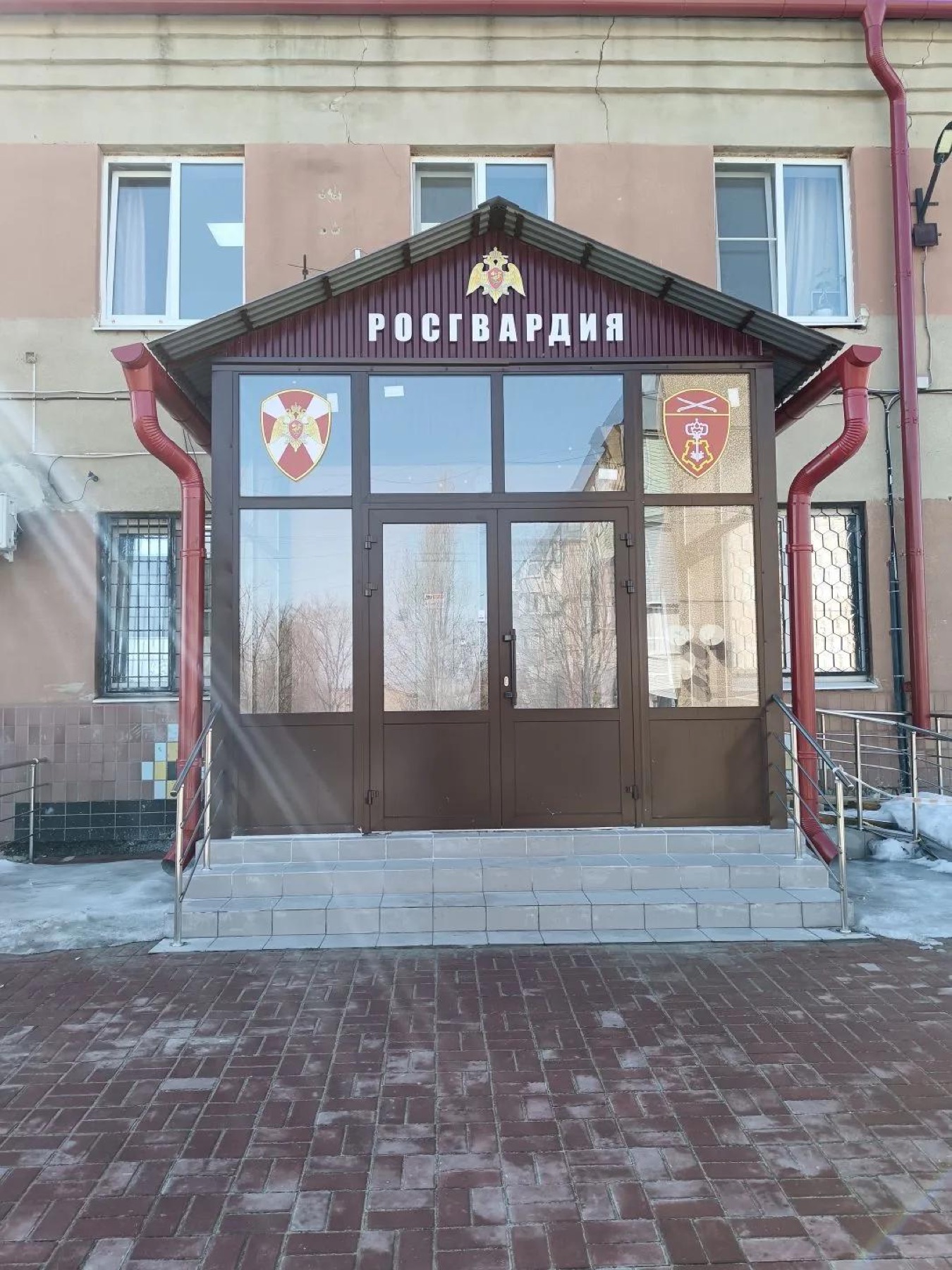Вывеска и входная группа Росгвардии